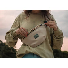 Lade das Bild in den Galerie-Viewer, 8000Kicks Hanf Bauchtasche beige