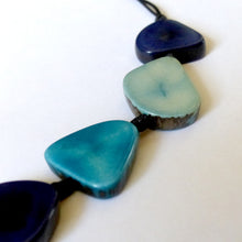 Lade das Bild in den Galerie-Viewer, Green Age Tagua Kette Annika blau