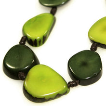 Lade das Bild in den Galerie-Viewer, Green Age Tagua Kette Annika grün