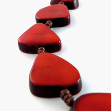 Lade das Bild in den Galerie-Viewer, Green Age Tagua Kette Annika rot