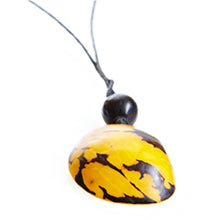 Lade das Bild in den Galerie-Viewer, Green Age Tagua Kette Concha gelb