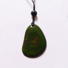 Lade das Bild in den Galerie-Viewer, Green Age Tagua Kette Concha grün