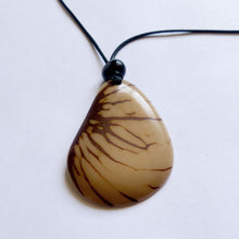 Lade das Bild in den Galerie-Viewer, Green Age Tagua Kette Concha natur