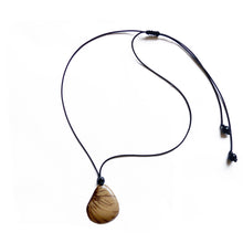 Lade das Bild in den Galerie-Viewer, Green Age Tagua Kette Concha natur