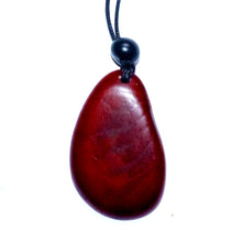 Lade das Bild in den Galerie-Viewer, Green Age Tagua Kette Concha rot