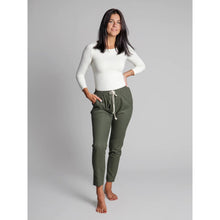 Lade das Bild in den Galerie-Viewer, The Hemp Line Hanf Chino Hose khaki