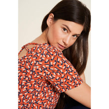 Lade das Bild in den Galerie-Viewer, Tranquillo Shirt mit Rückendetails songbird