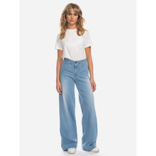 Lade das Bild in den Galerie-Viewer, Ato Berlin Weite Jeans ‚Lacy‘ hellblau used
