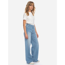 Lade das Bild in den Galerie-Viewer, Ato Berlin Weite Jeans ‚Lacy‘ hellblau used
