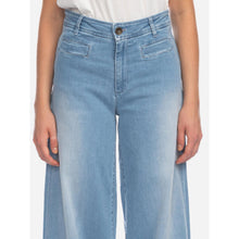 Lade das Bild in den Galerie-Viewer, Ato Berlin Weite Jeans ‚Lacy‘ hellblau used
