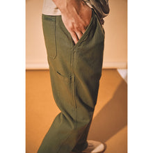 Lade das Bild in den Galerie-Viewer, HempAge HempAge Hanf Cargo Hose moss
