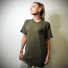 Lade das Bild in den Galerie-Viewer, THTC Hanf T-Shirt Low Class Badge Stickerei khaki
