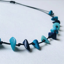 Lade das Bild in den Galerie-Viewer, Green Age Tagua Kette Zarita blau
