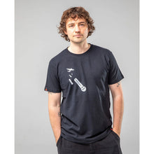 Lade das Bild in den Galerie-Viewer, THTC Hanf T-Shirt Weapon Of Choice schwarz
